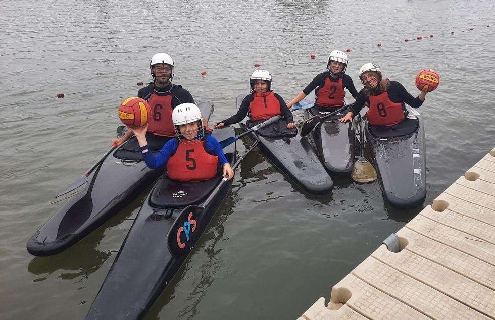 Rosalie Fleuren (R) met haar jeugdteam