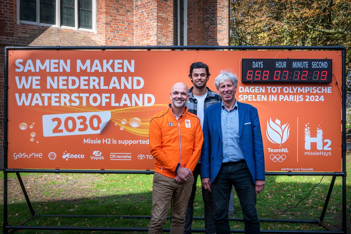 vnlr: André Cats, directeur Topsport NOC*NSF, Kiran Badloe, olympische gouden medaille winnaar Tokyo 2021 en Ulco Vermeulen, initiatiefnemer Missie H2