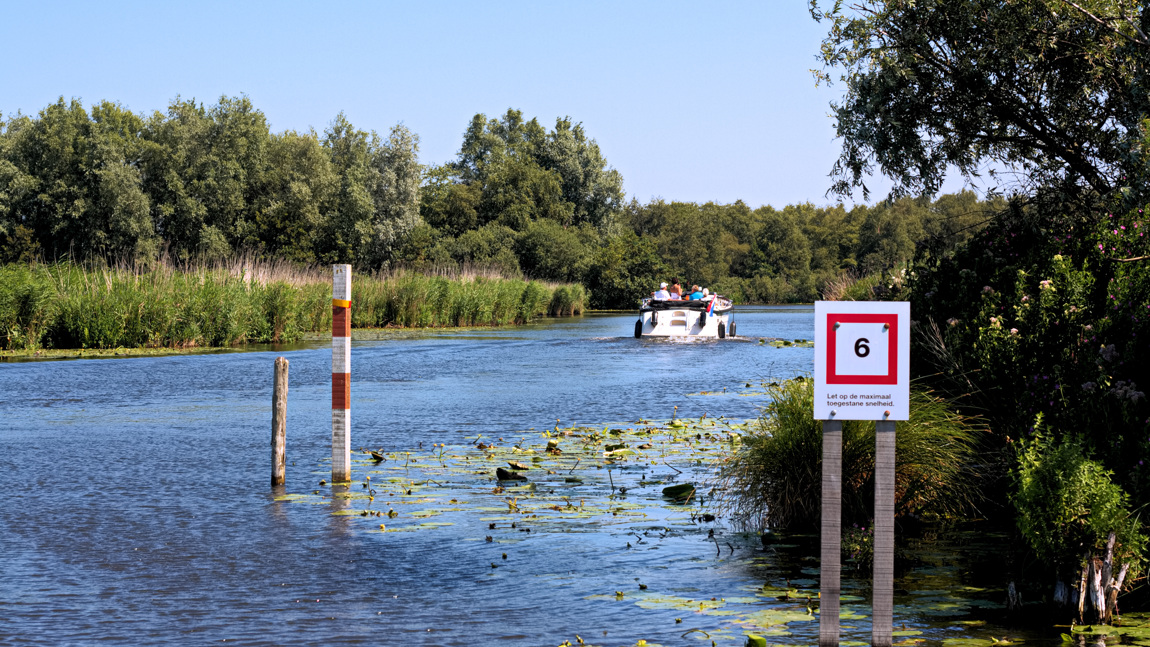 Aan het eind van de Ziende kom je vlakbij Nieuwkoop op de Elleboogvaart.