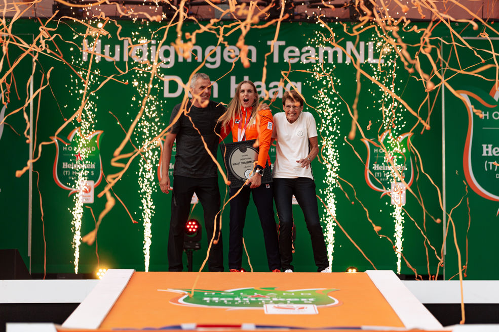 Marit Bouwmeester op het podium met haar ouders bij de huldiging