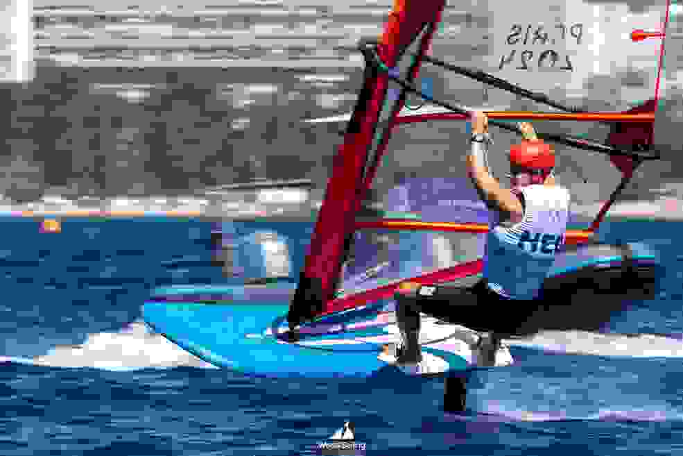 Luuc van Opzeeland in training op 26 juli (foto World Sailing /Sander van der Borch)