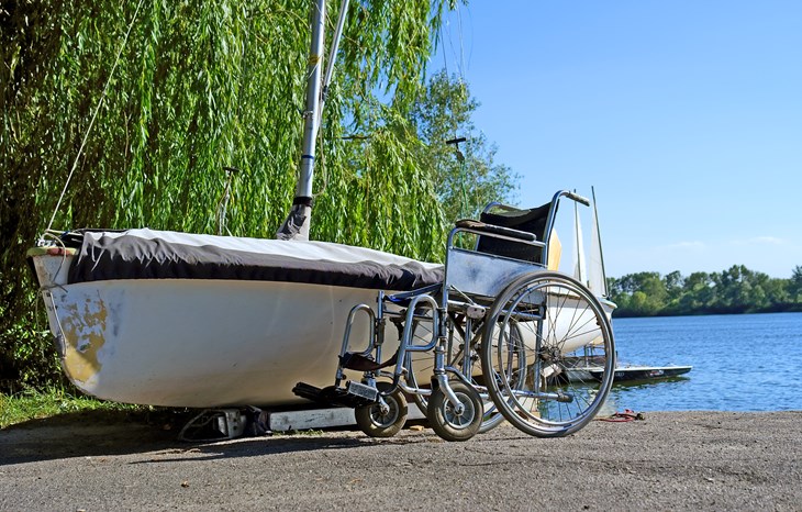Aangepast watersporten - rolstoel - zeilen c shutterstock