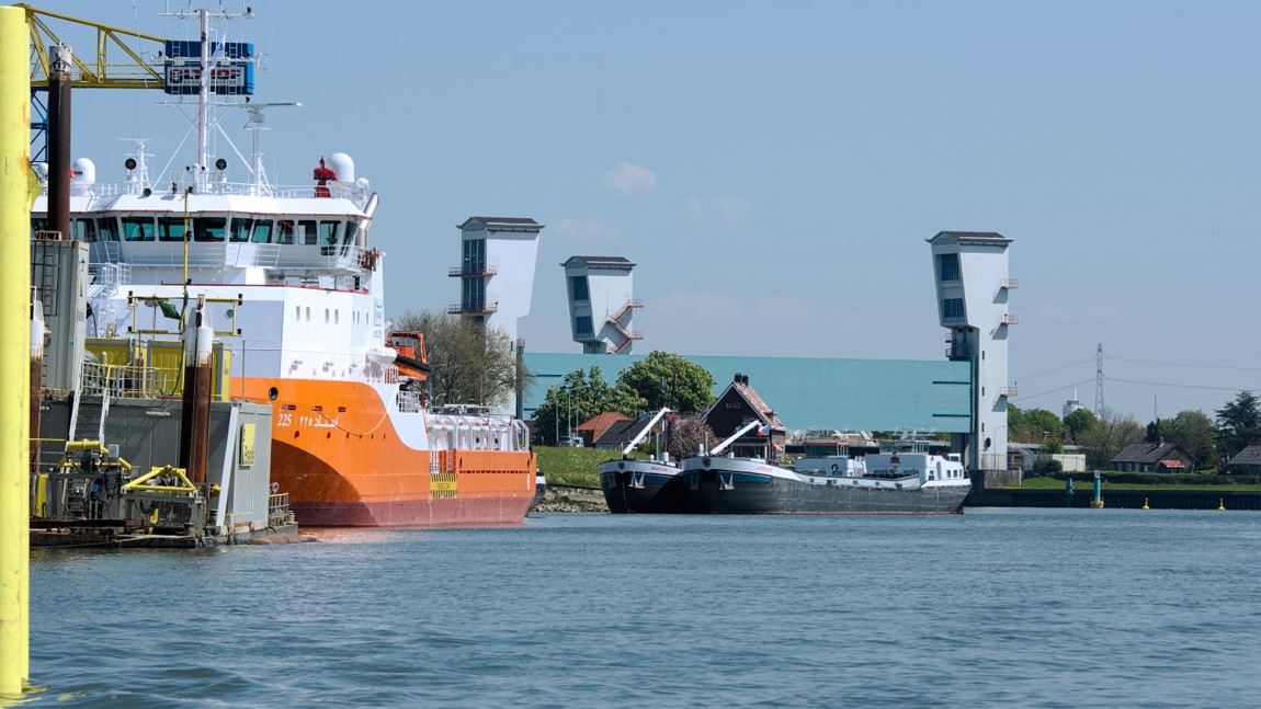 De stormvloedkering bij Krimpen aan den IJssel is het eerste Deltawerk