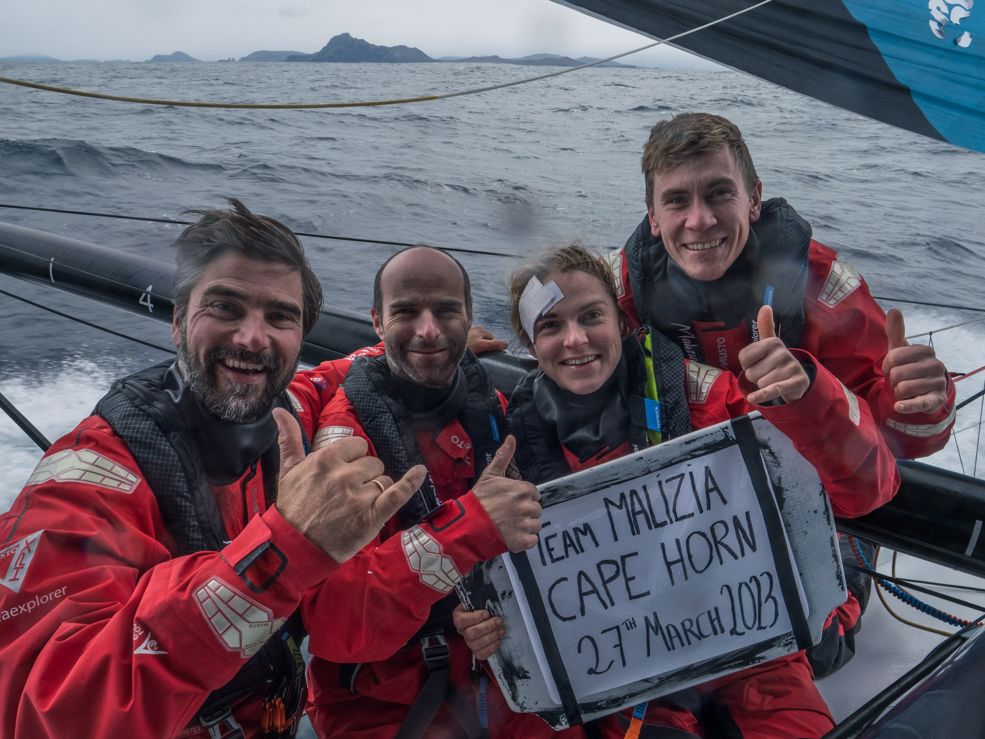 Team Malizia rond Kaap Hoorn - Rosalin Kuiper 2e van rechts (foto: Antoine Auriol / Team Malizia / The Ocean Race)