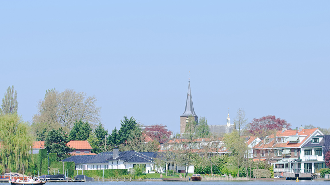 3. De Hillegondakerk in Hillegersberg staat op een donk en steekt daardoor uit.