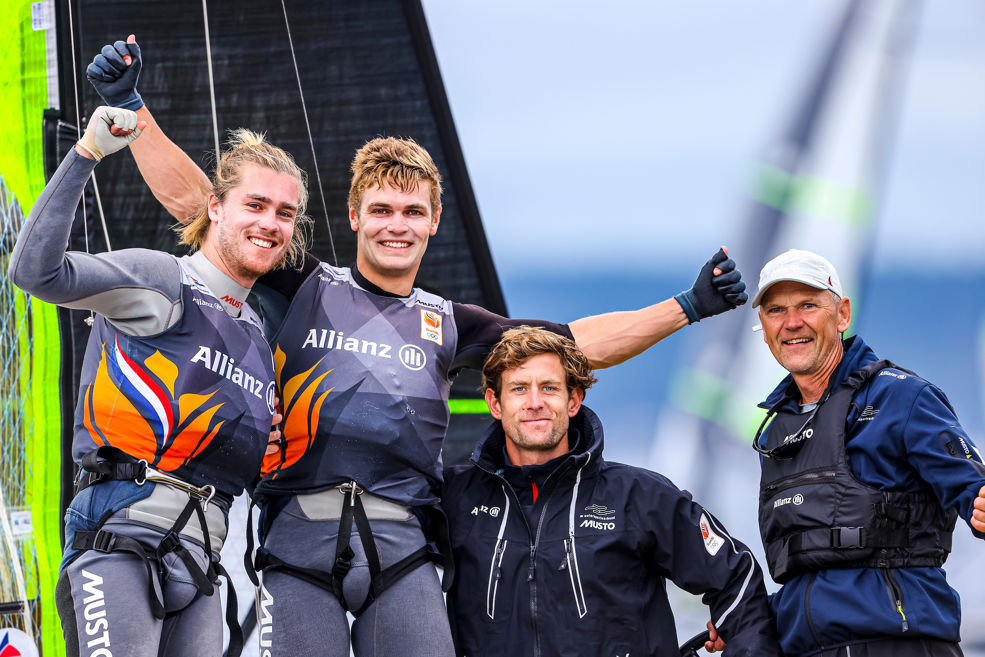 vlnr Bart Lambriex Floris van de Werken, coach Rick Peacock, hoofdcoach Arnoud Hummel (foto Sailing Energy)