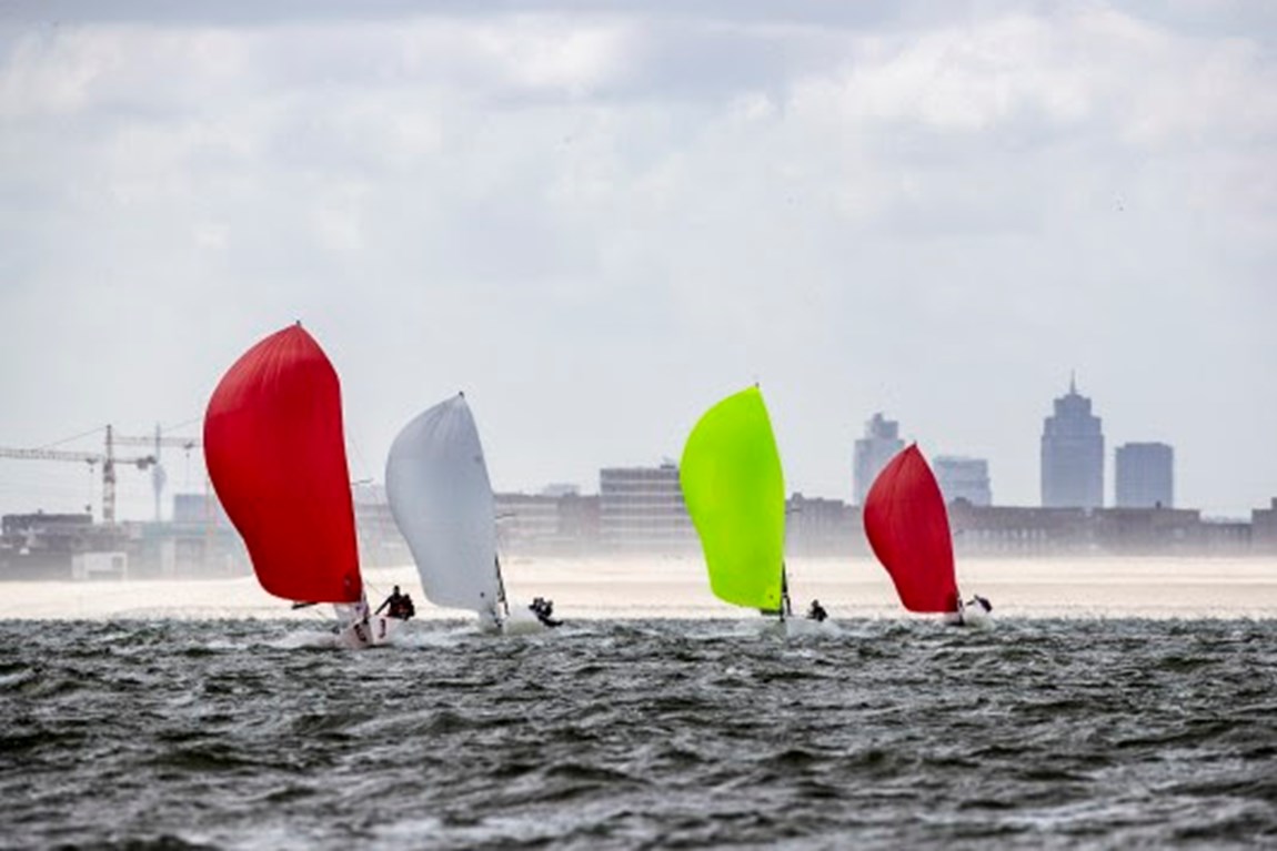 J 70's in actie voor de standen van IJburg (foto Sander van der Borch)