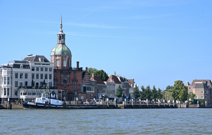 1. De 15E Eeuwse Groothoofdspoort Demonstreert Als Ceremoniële Toegangspoort De Oude Status Van Dordt.