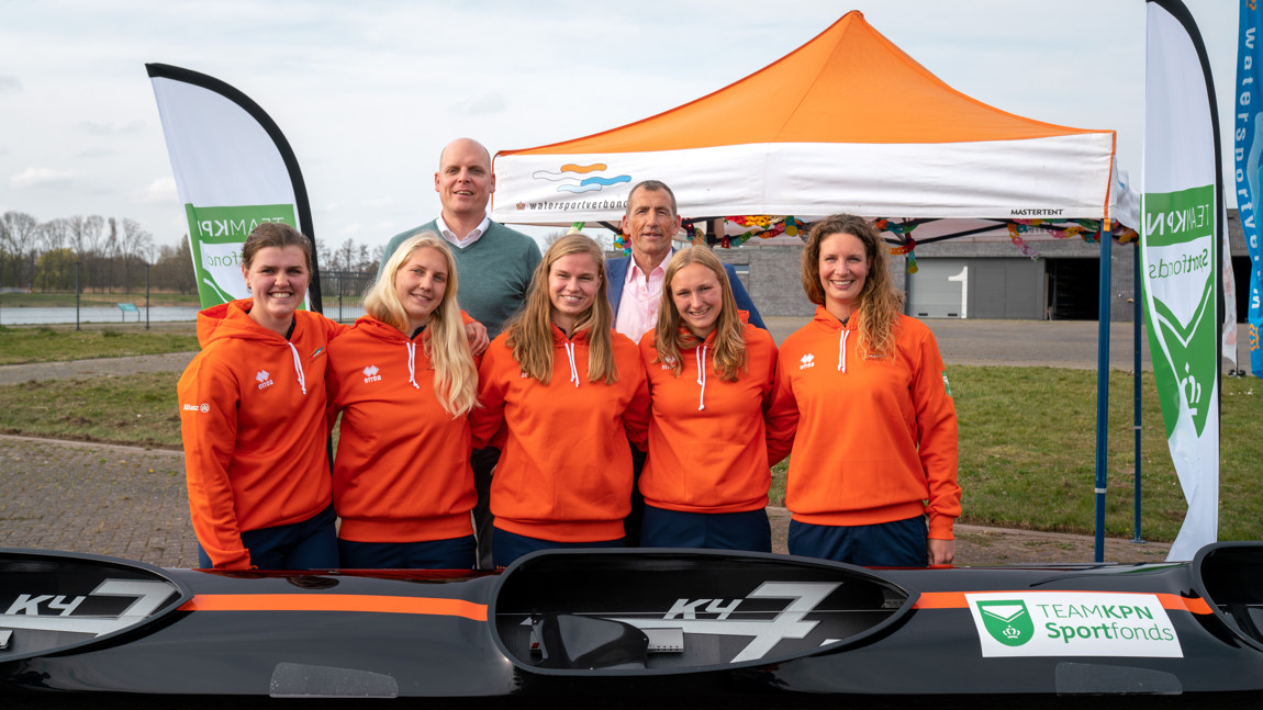 Foto vlnr: Selma Konijn, Wies Siffels, Arno van Gerven (Watersportverbond), Anja Mus, Ed Bontrop (TEAMKPN Sportfonds), Ruth Vorsselman, Kitty Schiphorst Preuper. Fotocredits: Jeroen de Dreu