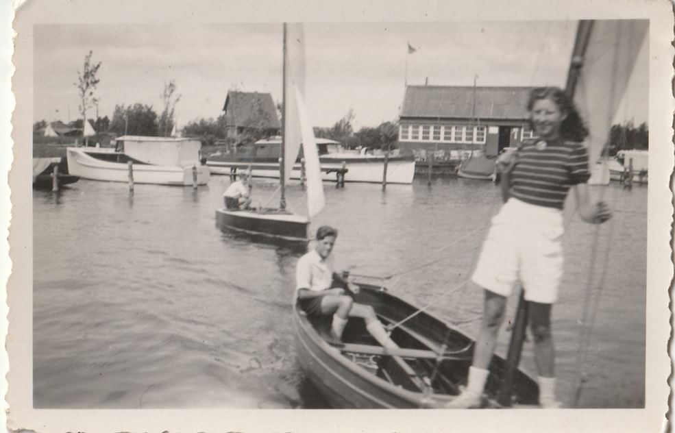 Op de achtergrond het clubhuis van de Vrijbuiter in 1940.