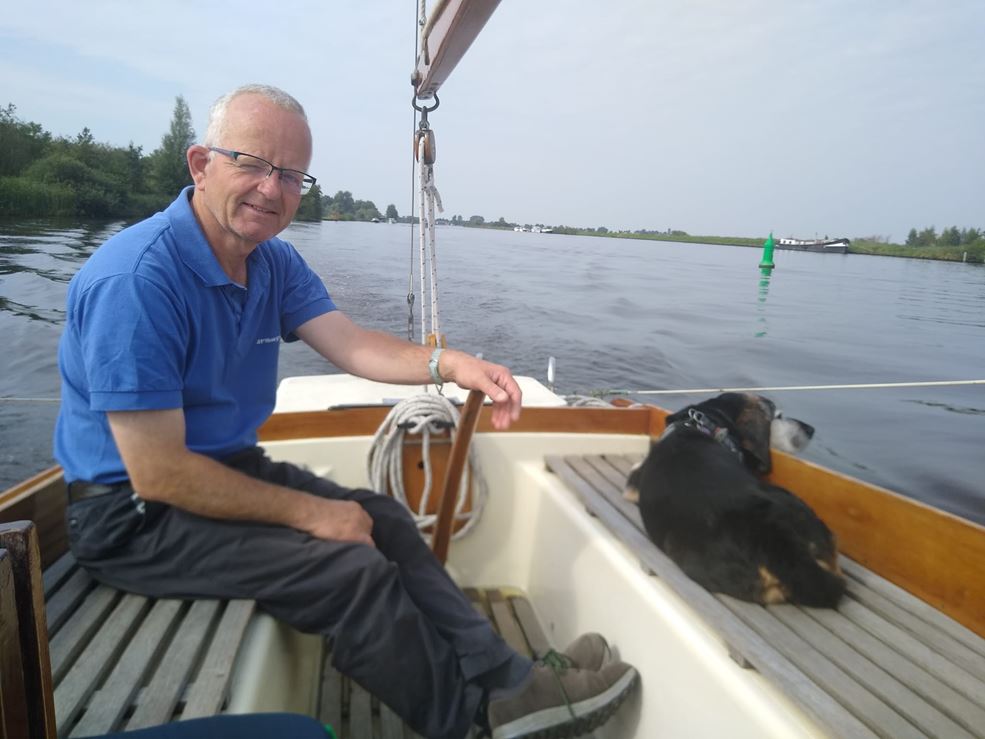 Pieter in de zeilboot.