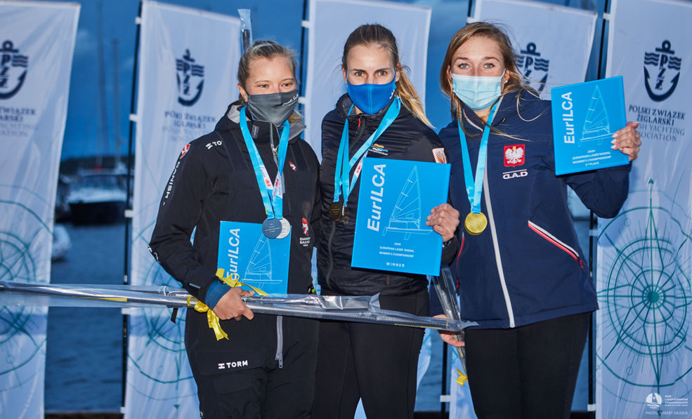 Bouwmeester met goud en mondkap (fotograaf Robert Hajduk)