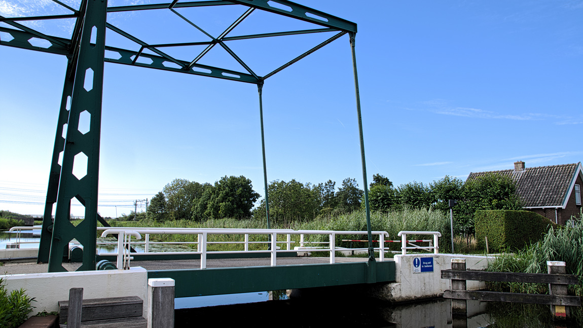De Ruigeweidsebrug in het buurtschap Hogebrug is een brug die je zelf moet openen
