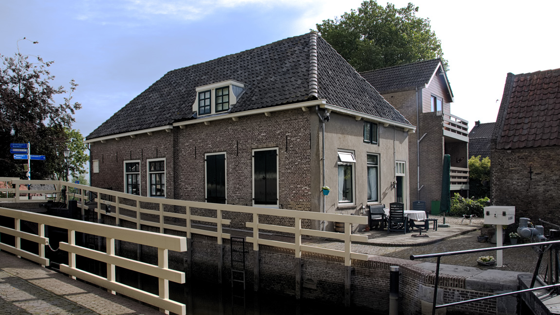 De sluiswachterswoning van de Goejanverwellesluis is een rijksmonument