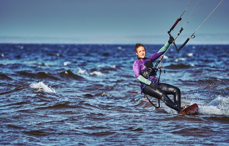 kitesurfen vrouw c. Shutterstock