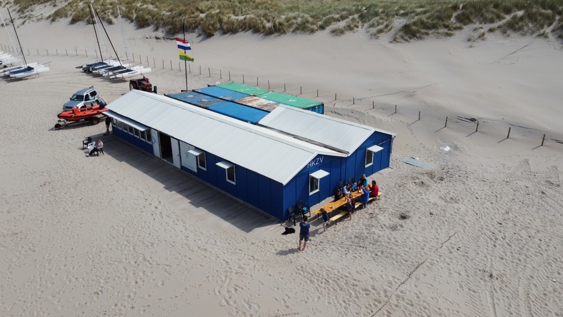 De toezichthouder (links voor het clubhuis) houdt in de gaten wat er op het water gebeurt.