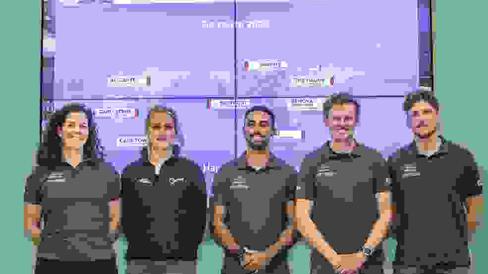 Laura van Veen, Rosalin Kuiper, Jorden van Rooijen, Jelmer van Veek en Team JAJO OBR Brend Schuil. Vlak voor Kerst waren de zeilers van wie op dat moment bekend was dat ze mee zouden varen op uitnodiging van The Ocean Race Den Haag. Foto Frank Jans