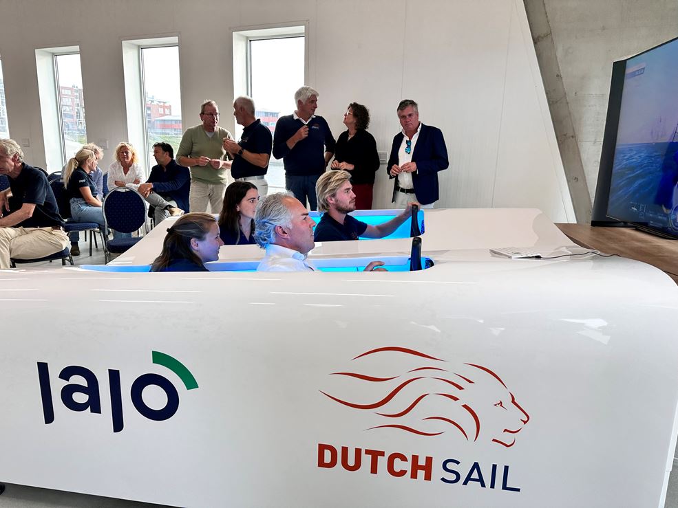 JAJO CEO Ivo van der Mark in de simulator met naast hem Bart Lambriex en achterin van links naar rechts Ismene Usman en Annette Duetz.