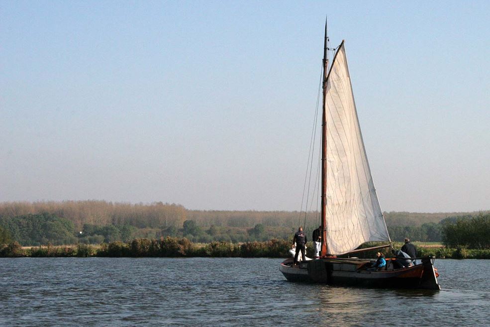 Een historische zeilende Westlander op de Foppenplas (Foto: Midden-Delfland)