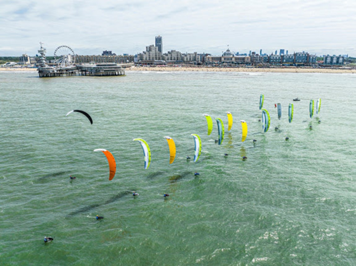 Foiling kites voor de kust van Den Haag (foto Sailing Energy)