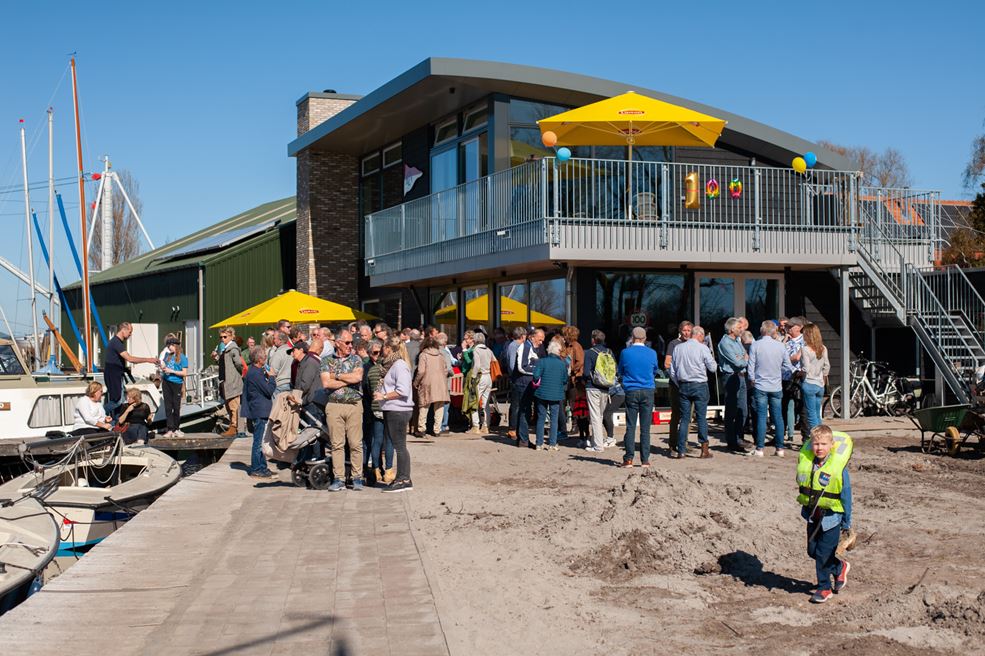 De opening van het nieuwe clubhuis op 27 maart 2022. Leden realiseerden het clubhuis zelf met 5000 vrijwilligersuren.