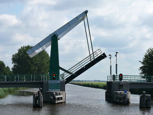 Lopende bruggen en sluizen in Flevoland zijn klaar voor het vaarseizoen