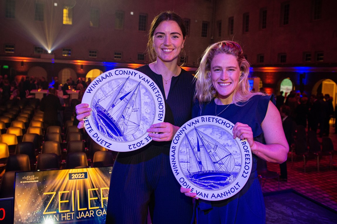 Annette Duetz (l) en Odile van Aanholt (fotograaf: Laurens Morel)