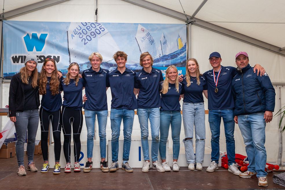 v.l.n.r. Marieke Jongens (coach), Jorien Hin, Vera Ter Horst, Olaf Ganzevles, Stijn Gast, Michiel van der Vorm, Linde Timmermans, Roos Wind, Daan Boekholt, Marc de Haas (Coach). Niet op de foto: Hidde van der Meer, Zara Rozeboom, Duuk van Hees