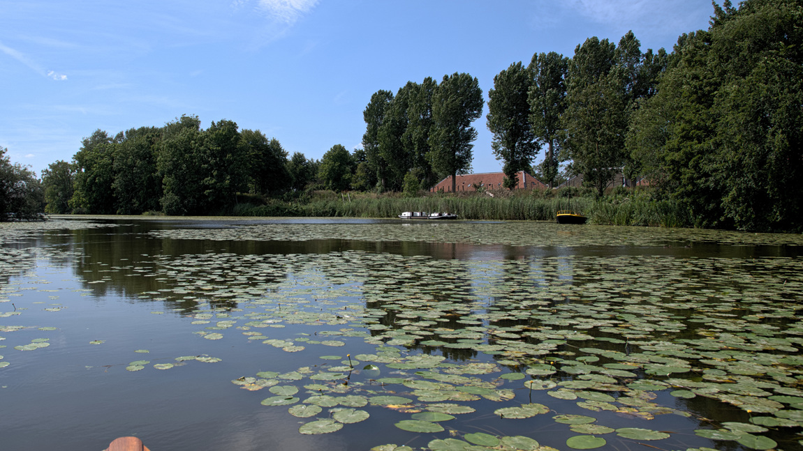 Bij opheffing van het vaarverbod ligt een idyllische slotgracht open