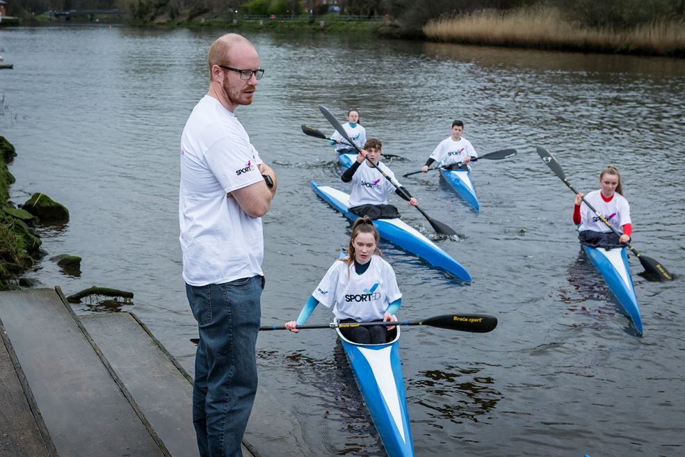 Kieran Dews (links) in actie als trainer in Engeland