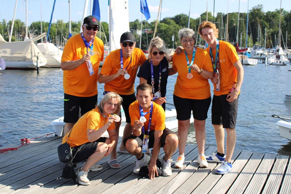 In het ene team zeilen Sven (26) en Daan (23), zij zeilen samen met unified partner Jos. Het andere team bestaat uit Quirine (34) en Bradley (19) met unified partner Annemieke. ‘Dit is het enige gemengde team – met een man en een vrouw – dat straks aan de start verschijnt’, vertelt coach Christel (in het midden).