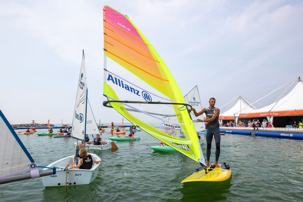 Kiran Badloe geeft een demonstratie bij Optimist on Tour