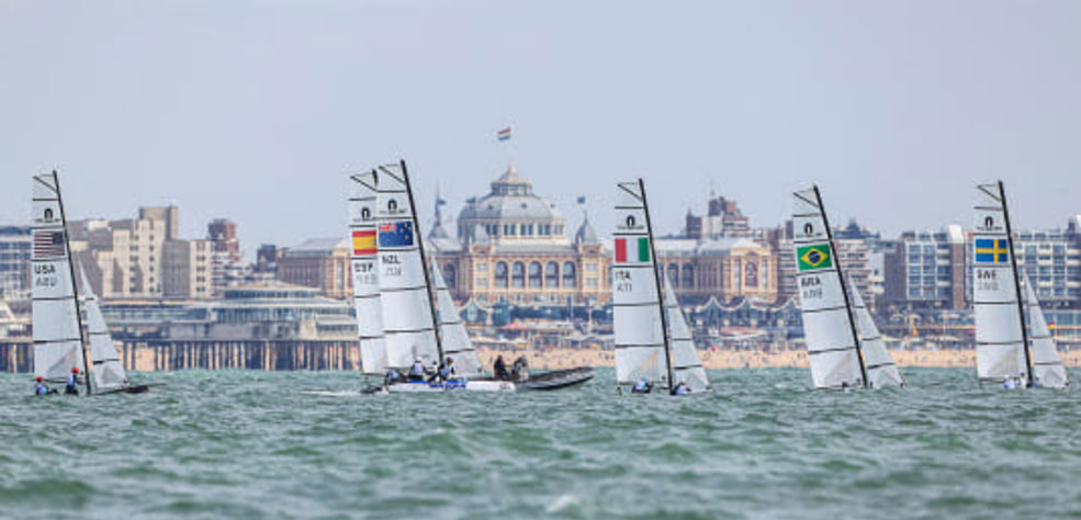 Catamarans voor de kust van Scheveningen foto: Sailing Energy